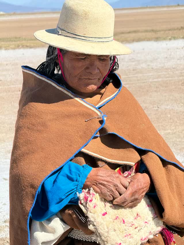 Mujer Uru Chipaya en el salar